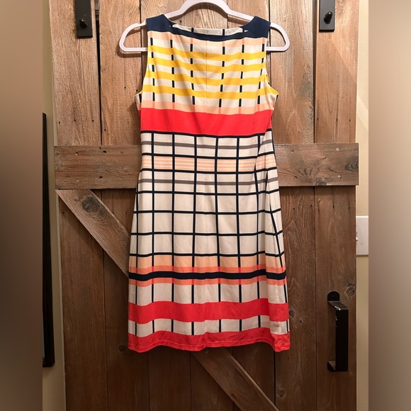 Donna Morgan sits just just above  the knee size 4 - Picture 2 of 3